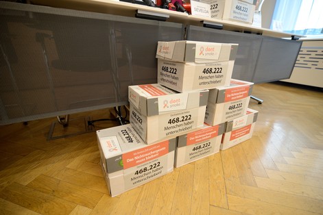 Unterschriftenübergabe von der Petition